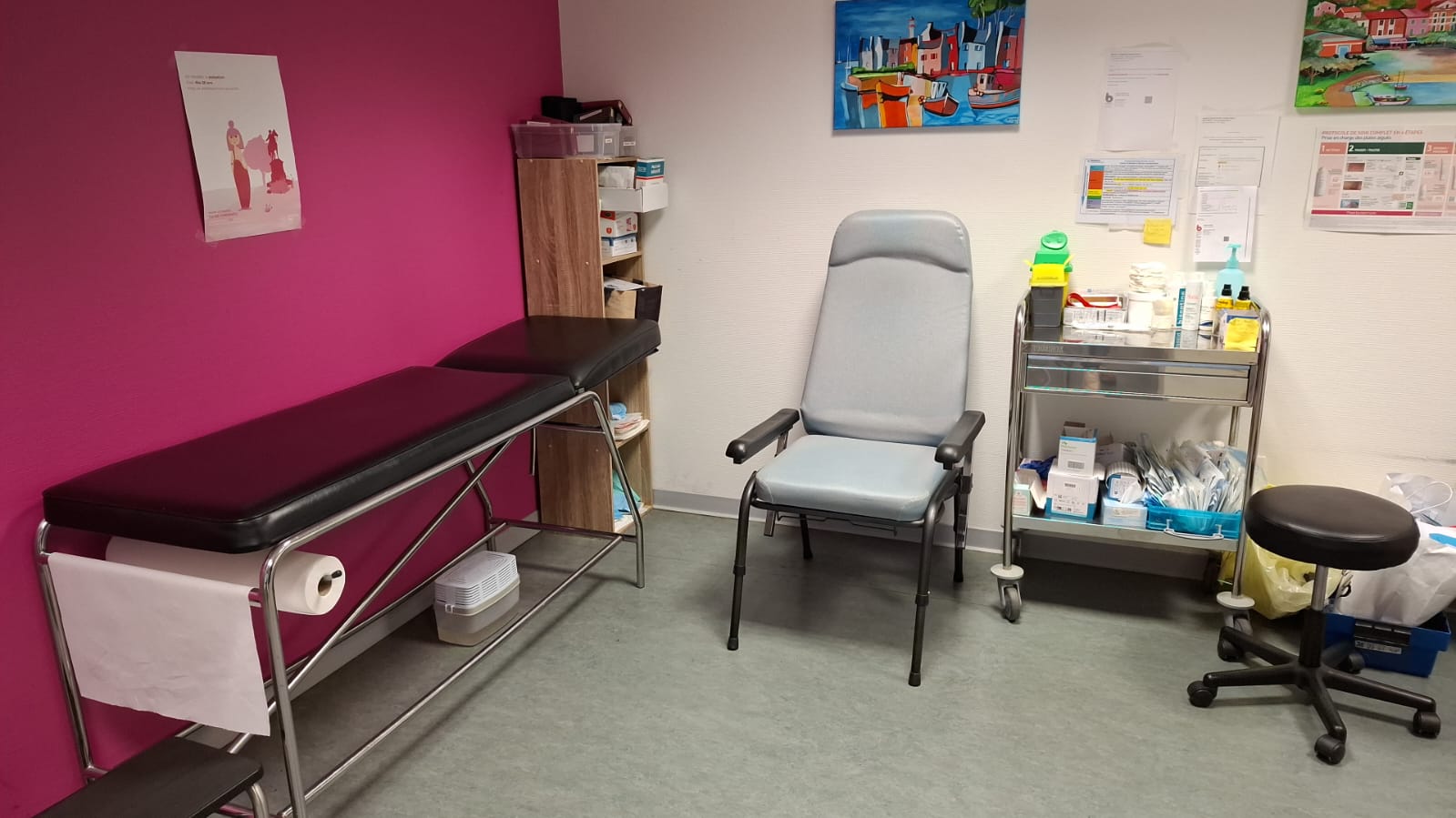 Salle de soins du cabinet avec table d'examen et fauteuil